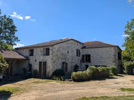 belle maison en pierre avec gites et piscine