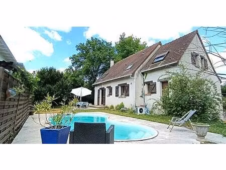 maison familiale de 8 pièces avec sous sol total et piscine chauffée