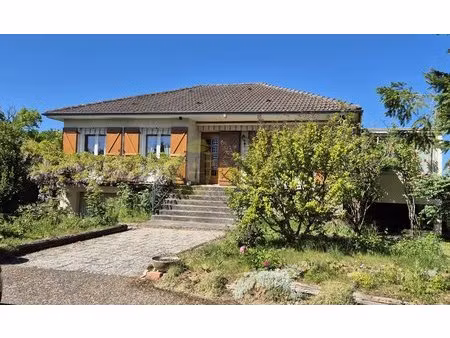 maison sur sous-sol complet avec véranda et beau terrain à vasselay