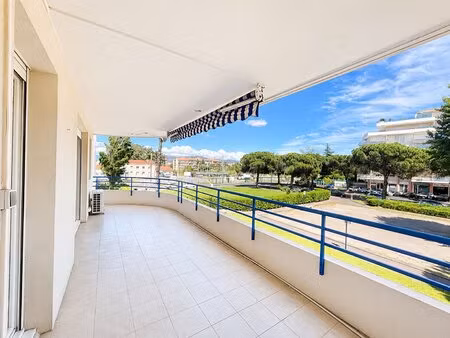 fréjus plage t3 avec grande terrasse  piscine et garage à 5 min des plages
