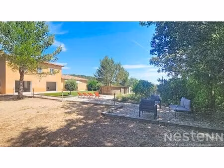 maison de 181 m² avec 4 chambres sur un terrain plat d'environ 1 000 m² avec piscine hors.