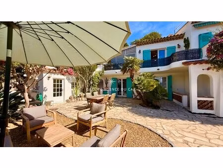 villa 174m² comprenant 9 pieces avec appartements independants  belle vue degagee  proche.