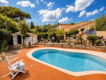 villa de 165m2 avec piscine 2 garages abri voitures et proche des plages  aux issambres