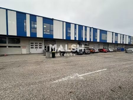 location local professionnel 654m²