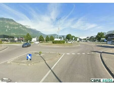 location local commercial 800m² st egreve 38120