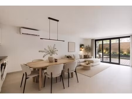 volledig gerenoveerd gelijkvloers appartement met een zonnig terras