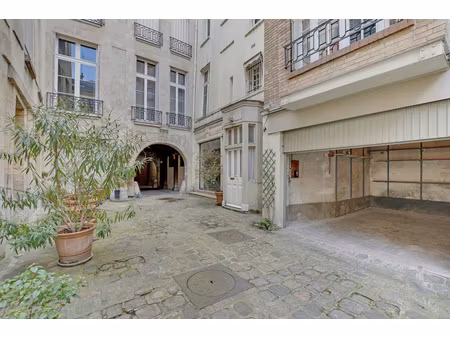 place des vosges -grand box fermé automatisé de 17m2 -