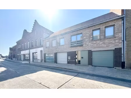 brede gevel- woonst| handelsgelijkvloers of kantoor| dubbele garage | tuin |1.055 m²