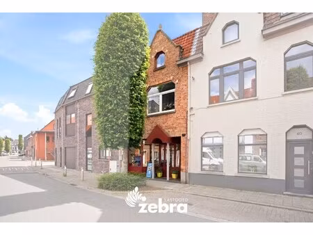 gesloten bebouwing met 4 slaapkamers  ruime garage en handelsruimte in sint-kruis