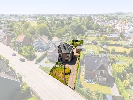 karaktervolle halfopen bebouwing met 3 slpks & apart bijgebouw op een perceel van ca. 1.22