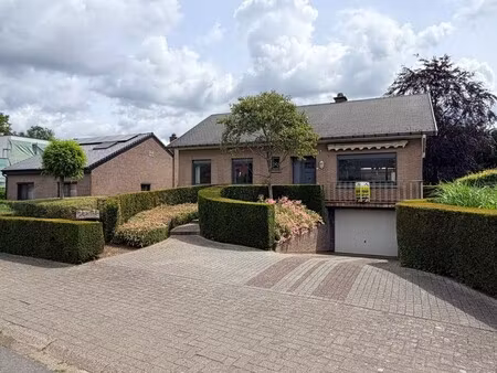 ruime gezinswoning met prachtige tuin in rustige straat te blanden