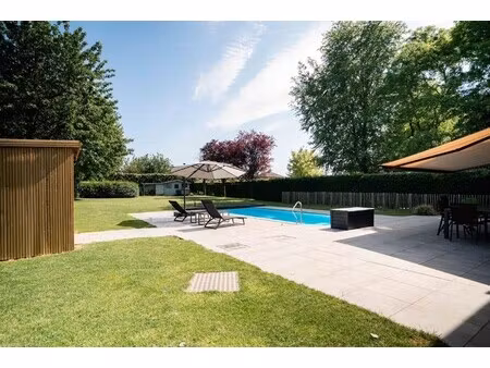 villa met zwembad op ruim perceel in deinze