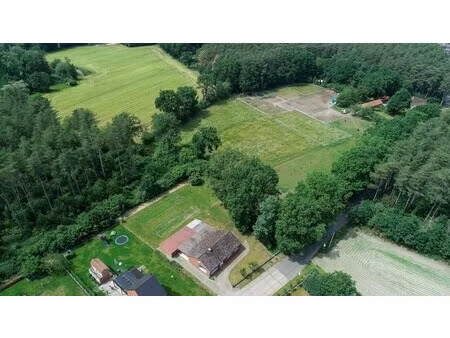 volledig gelijkvloerse alleenstaande woning op een ruim perceel van 16a 83ca