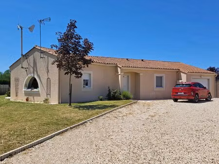 une maison moderne de 3 chambres  économe en énergie  avec un grand jardin  à proximité de