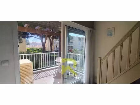 le privilège d'un dernier étage avec terrasse  à deux pas de la plage.