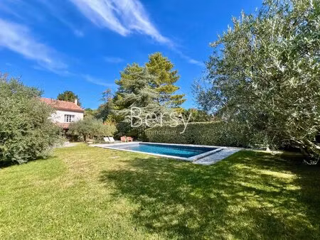 à deux pas des commerces  une maison rénovée avec goût