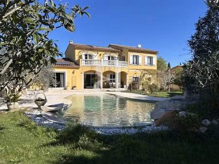 villa avec piscine dans un environnement résidentiel calme