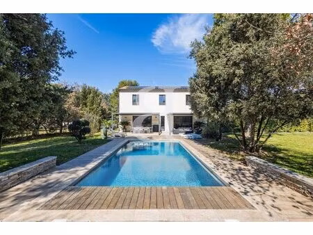 villa récente 5 chambres avec grand terrain arboré et piscine