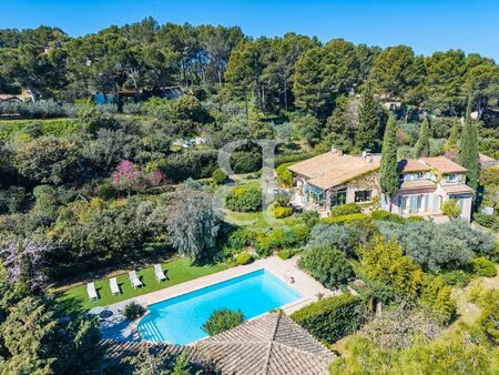 villa traditionelle d'architecte avec piscine et vue panoramique