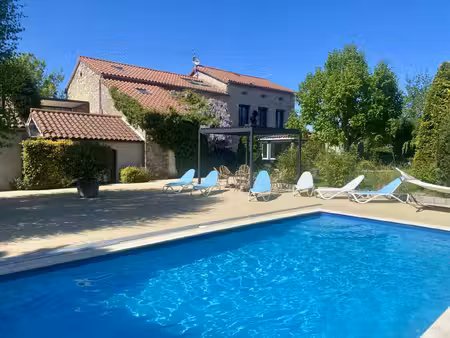 charme de l’ancien et confort moderne – propriété familiale avec dépendance