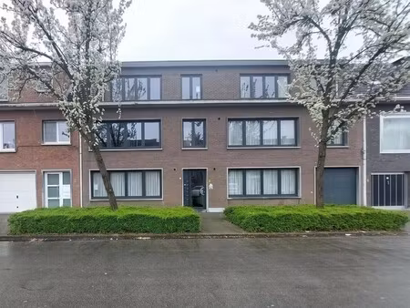appartement met 2 slaapkamers  terras en garage.
