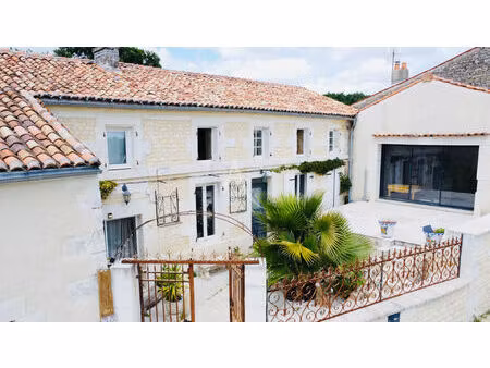 vente maison 6 pièces  224.00m²  saintes