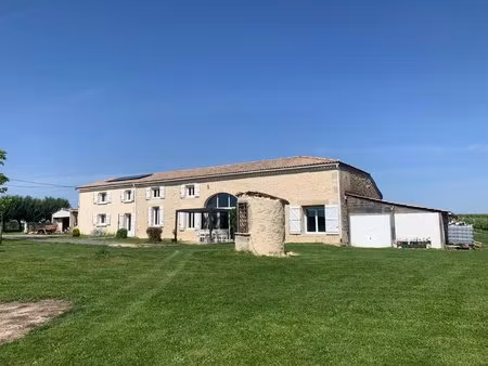 ferme rénovée de 276 m2 avec garages  piscine et jardin clos - sans vis à vis !