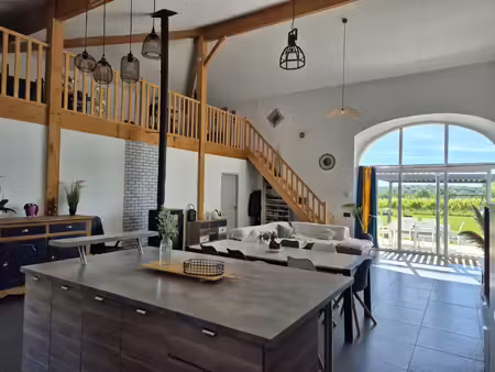 ferme rénovée de 276 m2 avec garages  piscine et jardin clos - sans vis à vis !