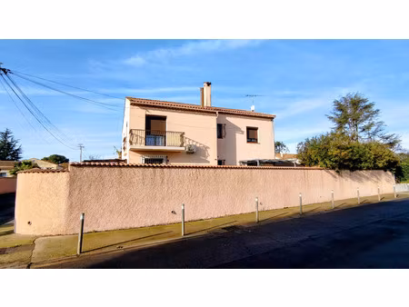 vias prox plages et centre maison individuelle avec piscine  garage  rapport locatif imméd