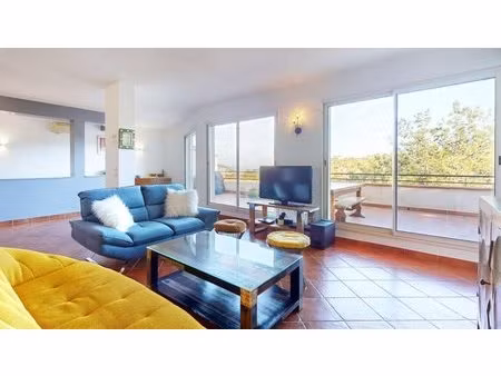 villa avec une vue mer et montagnes