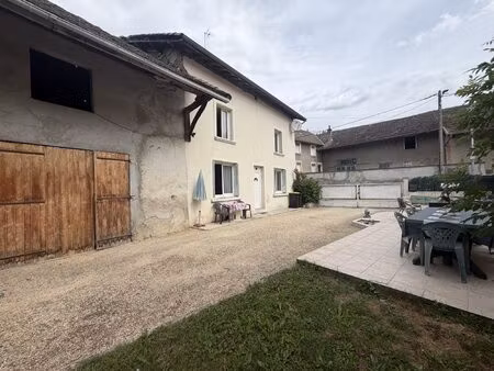 maison en pisé de 110 m2 avec grange sur la commune de chabons