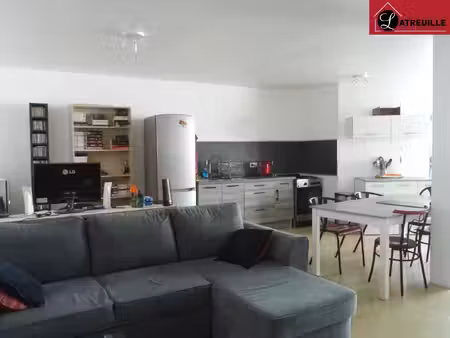centre-ville de gémozac : immeuble avec logement libre en novembre et loyer sécurisé