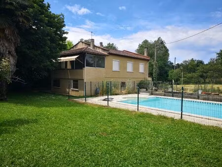 entre mirande et auch  gers : maison actuellement comprenant 2 appartements avec piscine .