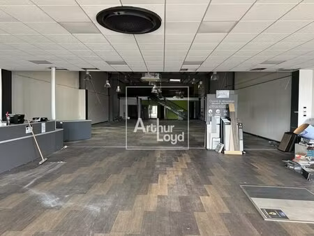 location commerce lisses 91090 550m²