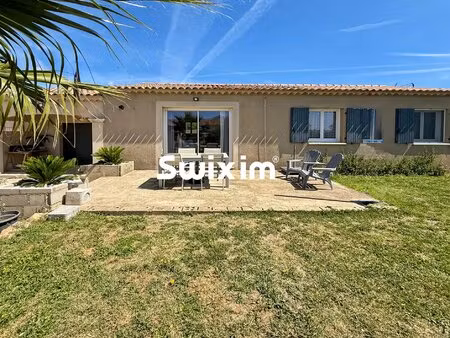 belle villa de plain pied avec 3 chambres et garage.