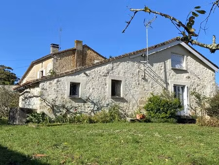 secteur la rochefoucauld jolie maison de campagne avec 2 granges et jardin