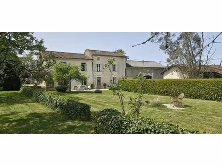 20km gare tgv angouleme : ensemble immobilier rénové avec granges et jardin
