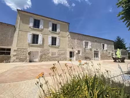 13km gare tgv angouleme  8km de toutes commodités très belle charentaise rénovée avec...