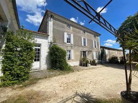 7km de saint yrieix sur charente et de toutes ses commodités  authentique corps de ferme..