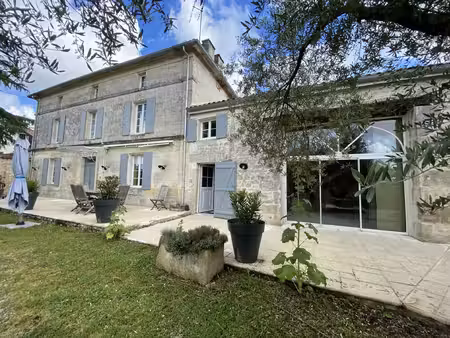 aux portes d'angouleme très belle maison charentaise rénovée avec jardin clos de murs et..