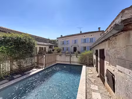 secteur montignac : maison charentaise rénovée  dépendance  terrain clos