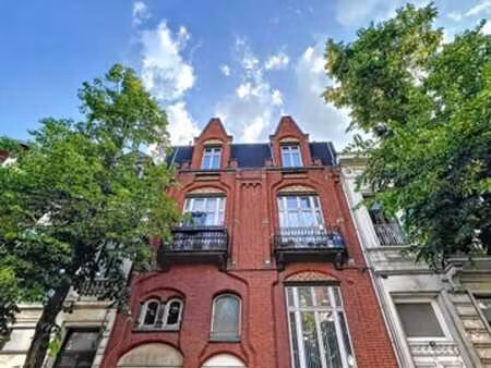 superbe appartement 1ch non meublé 1ch -eu district-68m2
