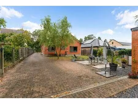 maison basse (185 m2) avec 4 garages arrière à vendre !