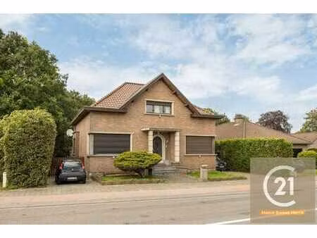 spacieuse villa avec 4 chambres  grand jardin et 3 garages