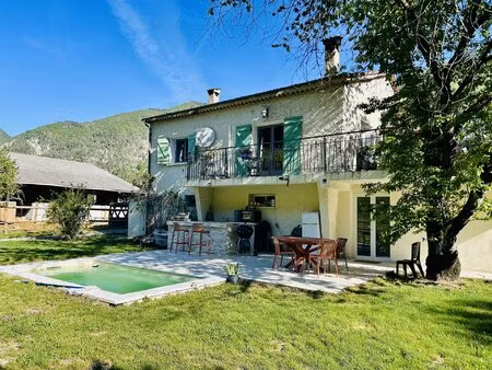 propriété de caractère avec 7 hectares plats – maison rénovée – appartement indépendant –.