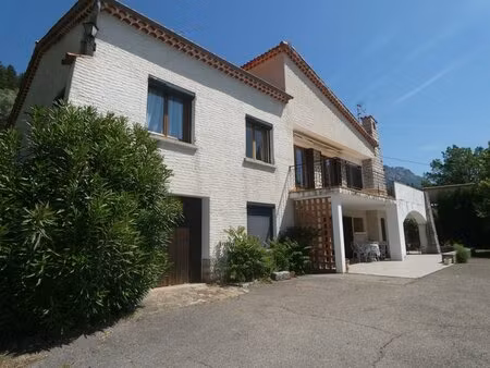 ? à vendre – grande villa avec terrain boisé à sisteron