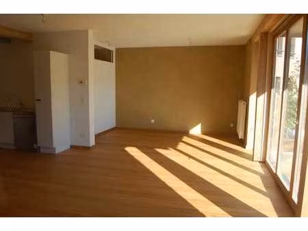 grand studio lumineux avec petit jardin et parking