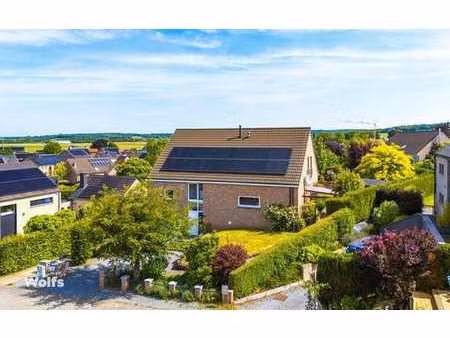 superbe villa de 2011 avec magnifique jardin et garage !
