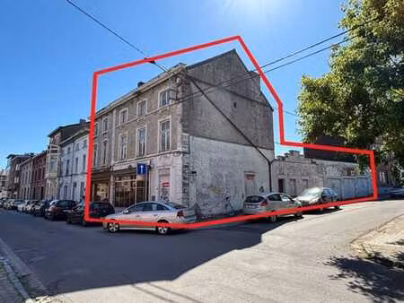 immeuble mixte de 498 m² avec 3 garages et jardin.