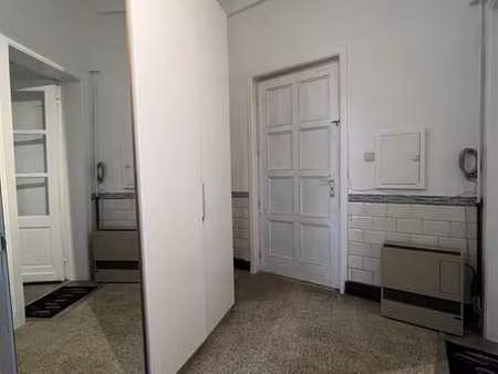 studio en rez-de-chaussée situé en périphérie du centre de t